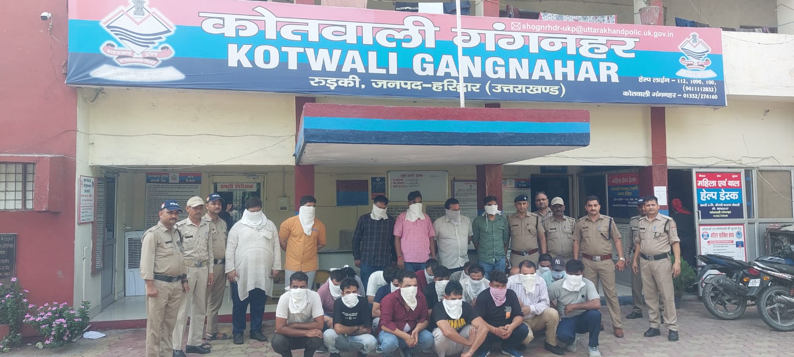 रूड़की:- पुलिस की बड़ी कार्यवाही होटल राजमहल में कसीनो का भंडा फोड़, 24 पुरुष 8 महिलाए गिरफ्तार,62 साल का ताऊ भी दौड़ में, होटल सीज