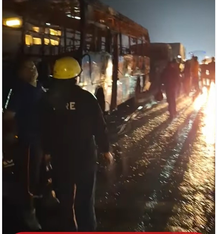 हरिद्वार में भीषण सड़क हादसा: चार वाहनों की टक्कर के बाद लगी आग, दो लोगों की मौत की खबर